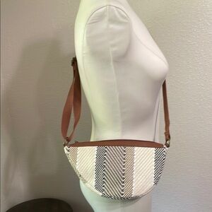 Sakroots  Tess sling woven crossbody purse